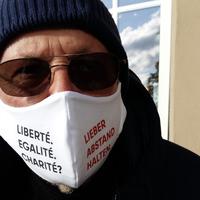 Foto zeigt Journalist mit Maske
