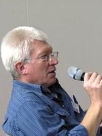 Hans-Günter Heiden mit Mikrofon