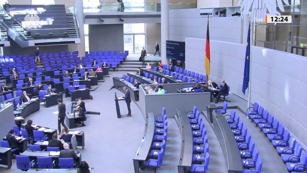 Bild vom Bundestagsplenum vom 21.4.21 zur TSG-Debatte