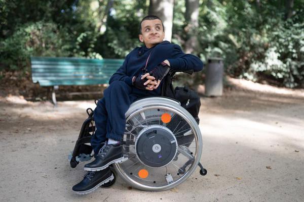 Anas Alhakim mit Rollstuhl unterwegs