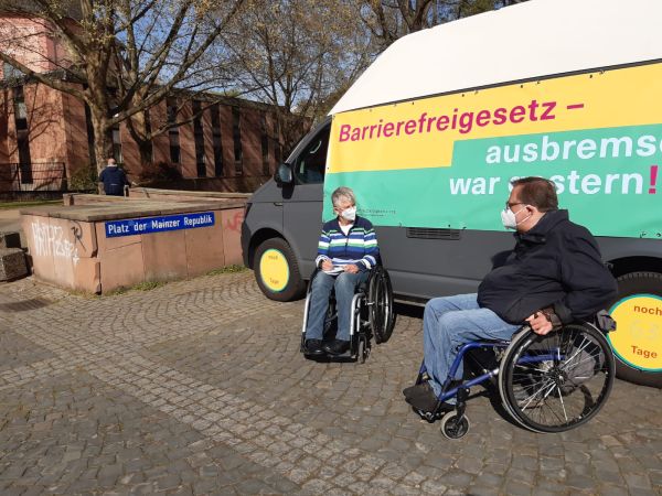 Dr. Sigrid Arnade im Gespräch mit Matthias Rösch am Mehr Barrierefreiheit Wagen