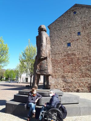 Dr. Sigrid Arnade im Gespräch mit Corinna Rüfer an der Karl-Marx Statue in Trier