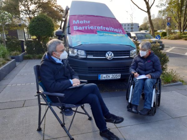 Dr. Sigrid Arnade im Gespräch mit Wilfried Oellers am Mehr Barrierefreiheit Wagen