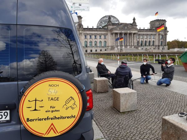 Gespräch mit Peter Weiß am Mehr Barrierefreiheit Wagen vor dem Reichstag mit Kameraleuten