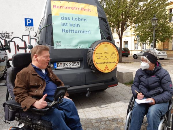 Dr. Sigrid Arnade im Gespräch mit Dr. Volker Sieger am Mehr Barrierefreiheit Wagen