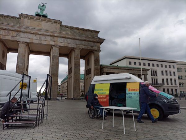 Aufbau für die ISL-Aktion am Brandenburger Tor am 5.5.21