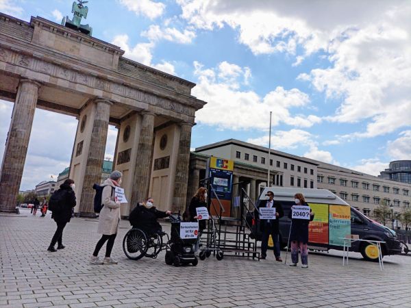 Aktion mit dem Mahr Barrierefreiheit Wagen am Brandenburger Tor am 5.5.2021