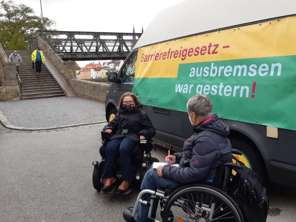 Dr. Sigrid Arnade im Gespräch mit Wiebke Richter am Mehr Barrierefreiheit Wagen