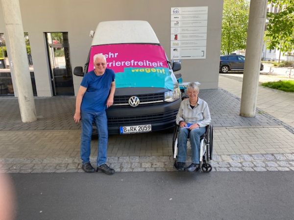 Hans-Günter Heiden und Dr. Sigrid Arnade am Mehr Barrierefreiheit Wagen