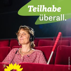 Poster: Teilhabe überall mit blinder Person im Kino- oder Konzertsaal
