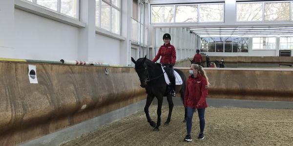 Gianna Regenbrecht auf Qaskaya mit PTZ-Leiterin Simone Krychowski