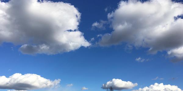Foto zeigt Wolken über dem Kienberg in Berlin-Marzahn