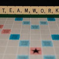 Schriftzug TEAMWORK aus Scrabble-Spielsteinen