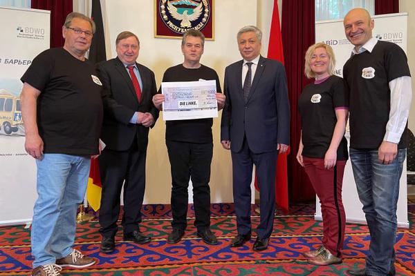 Bei der Übergabe des Spendenschecks an den Botschafters der Republik Kirgisistan, Erlan Abdyldaev