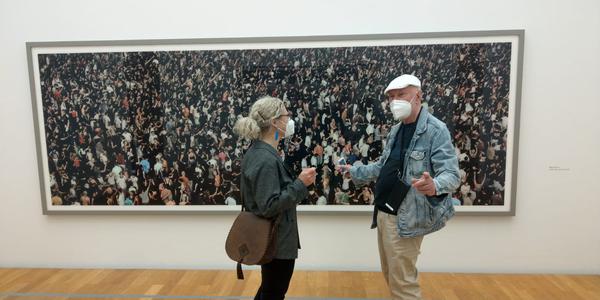 Foto zeigt diskutierende Besucher im Museum