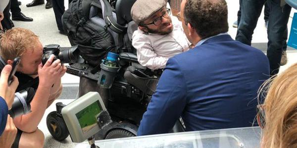 Foto zeigt Raul Krauthausen und Jens Spahn