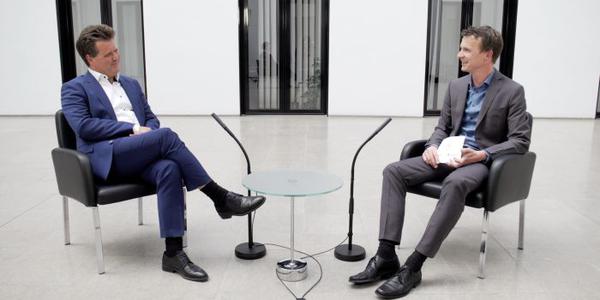Jürgen Dusel fordert im Gespräch mit der Gold-Kraemer-Stiftung: Mehr Inklusion im Alltag wagen.