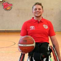 Portrait von Ryan Wright - junger Baskettballer im Sportrollstuhl mit einem Ball in der rechten Hand
