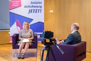 Verena Bentele im Gespräch mit Olaf Scholz