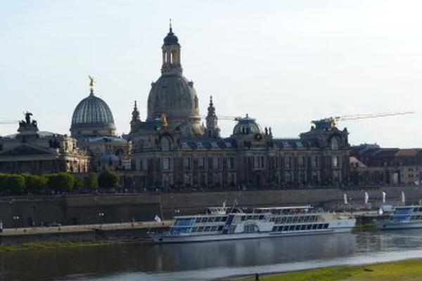 Blick auf das Elbufer mit Brühlscher Terrasse sowie der Frauenkirche im Hintergrund