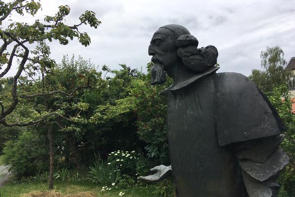 Foto zeigt Denkmal im Comenius-Garten