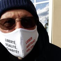 Foto zeigt Journalist mit Maske
