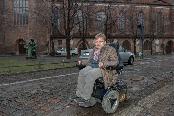 Petra Stephan mit ihrem E-Rollstuhl