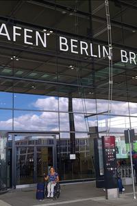Foto zeigt Andrea Schatz am Flughafen Berlin