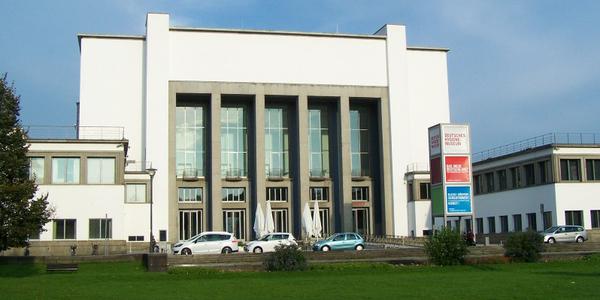Aussenannsicht des Deutschen Hygienemuseums Dresden mit seiner Säulenfront von der Parkseite her