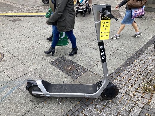 E-Roller mit gelber Karte: Gelbe Karte für Falsch-Parker!