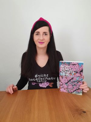 Jennifer Sonntag mit T-Shirt und Buch "Nicht gesellschaftsfähig"