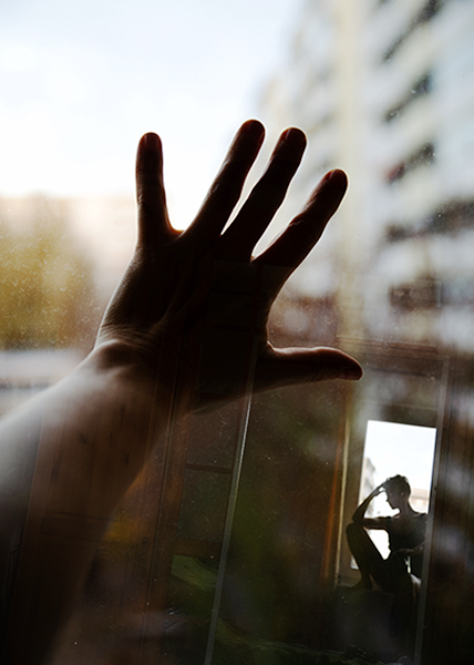 Hand und eine menschliche Figur als Spiegelung