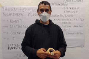 Dr. Hajo Seng während des Workshops an einer mit Notizen beschriebenen Tafel
