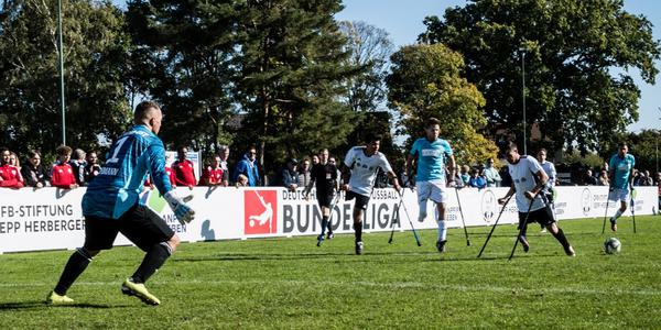 Szene des Spiels der Amputierten-Fußball Bundesliga - Angriff auf das Tor
