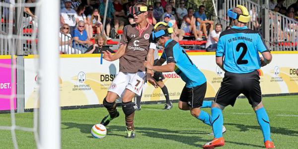 Szene aus einem Spiel des FC St. Pauli gegen den SF BG Blista Marburg.