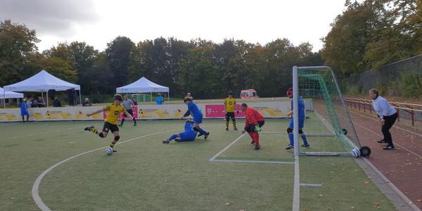 Szene vor dem Tor im Spiel Borussia Dortmund gegen die SG Fortuna 95 Düsseldorf
