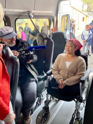 Aisima, eine junge behinderte Frau, war erste Fahrgästin des Rollibusses