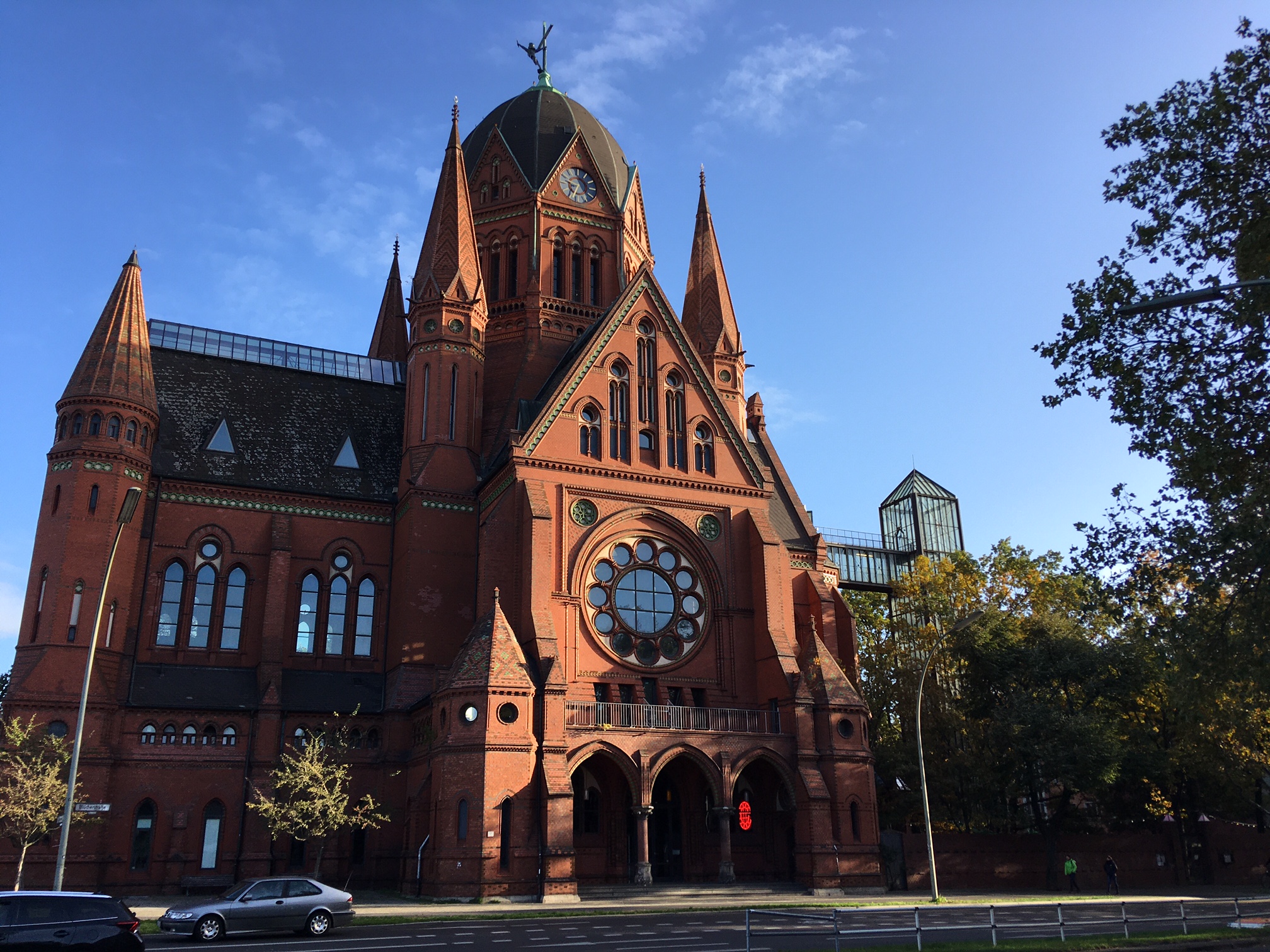 Foto zeigt Heilig-Kreuzkirche im Herbst 2021