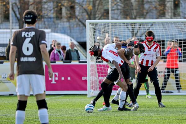 Spielszene der Blindenfußball-Bundesliga - Kämpfe vor dem Ball unmittelbar vor dem Tor