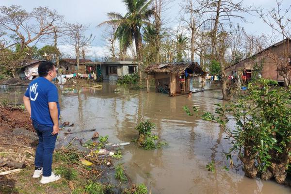 HI-Mitarbeiter bei Einsatze auf den Philippinen -zerstörte Häuse Häuser im Wasserr