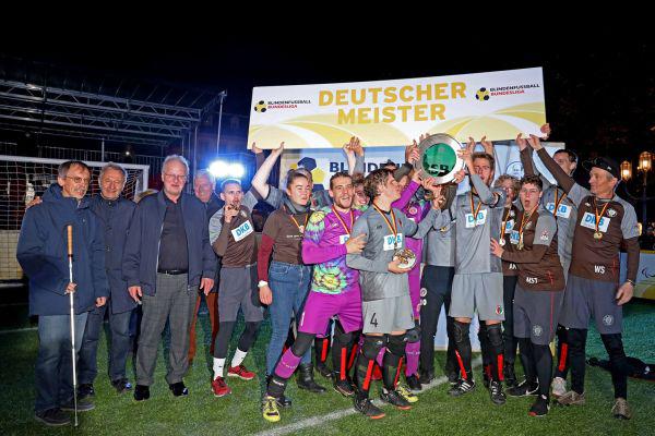 Gruppenbild der Gewinnermannschaft der Blindenfußball-Bundesliga 2021
