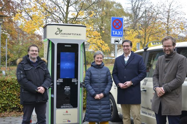 Bild von der Einweihung des E-Taxi-Standes