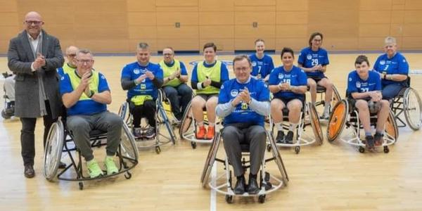 Ministerpräsident Ramelow und weitere Spieler beim Anwurf zum Trainingsspiel  übernommen