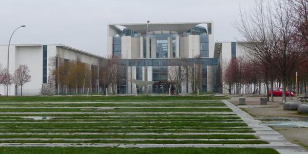 Das Foto zeigt einen Blick auf das Bundeskanzleramt