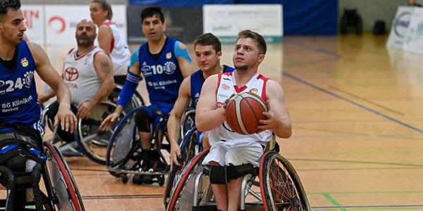 Sportler beim Rollstuhlbasketball