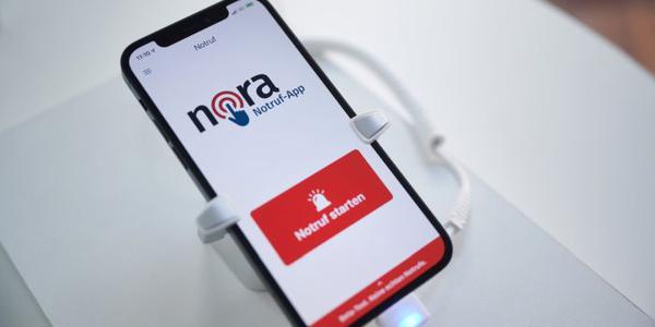 Bild zeigt die nora Notruf App auf einem Smartphone