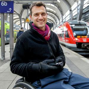 Foto zeigt Kay Macquarrie auf dem Bahnhof in Kel