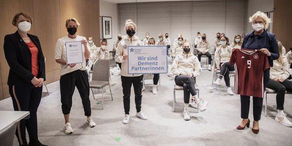Gruppenbild der Fußballnationalspielerinnen des DFB beim Demenz Partner-Kurs