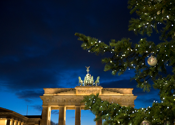 Brandenburger Tor hinter einem Tannenbaum