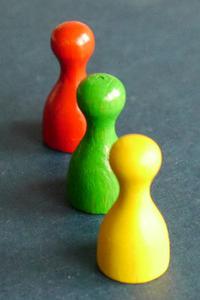 rot-grün-gelbe Ampel aus Spielfiguren
